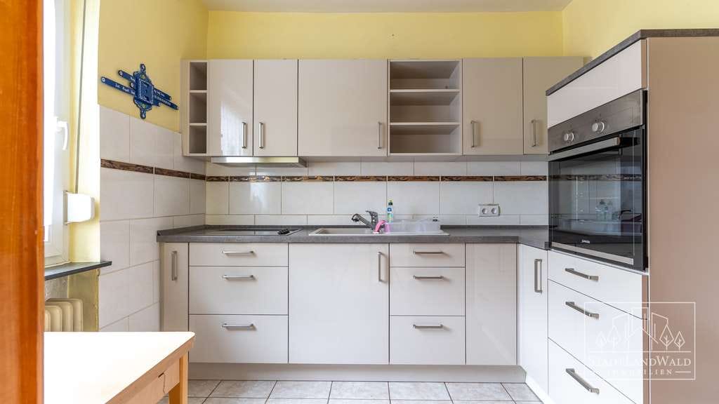 Immobilie in Ludwigswinkel - Gepflegtes Einfamilienhaus mit Garten, Balkon und Doppelgarage - Bild 1