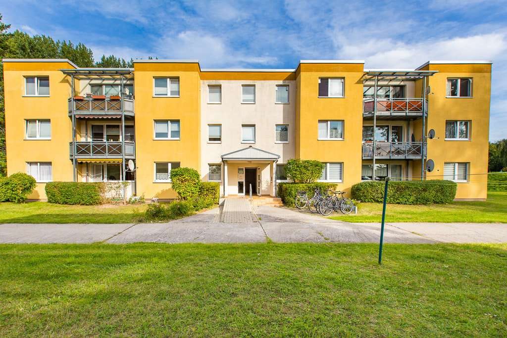 Immobilie in Glowe - Vermietete 2,5-Zimmerwohnung mit Balkon & Garage - Ca. 700 m zum Strand in 18551 Glowe auf Rügen - Bild 1