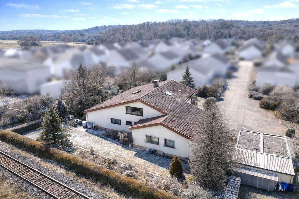 Immobilie in Dettingen unter Teck - Freistehendes Einfamilienhaus mit großem Garten - Bild 1