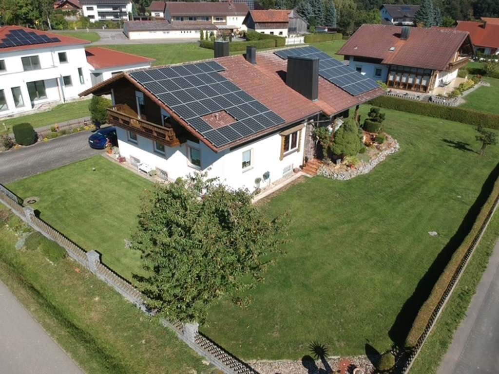 Immobilie in Pemfling - Großzügiges Haus mit 1.363 m² Grundstück, Ausbaureserve & PV  - Bild 0