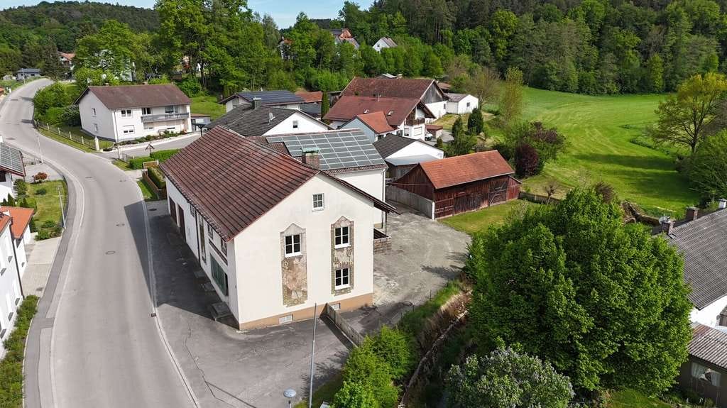Immobilie in Niederaichbach - Wohnen, Arbeiten & Tierhaltung vereint – vielseitiges Anwesen mit Entwicklungspotenzial - Bild 2