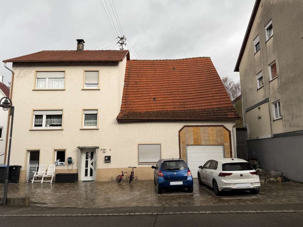 Immobilie in Bad Urach - Mehrfamilienhaus mit Garten, Garage und zwei Stellplätzenin Bad Urach - Wittlingen - Bild 0