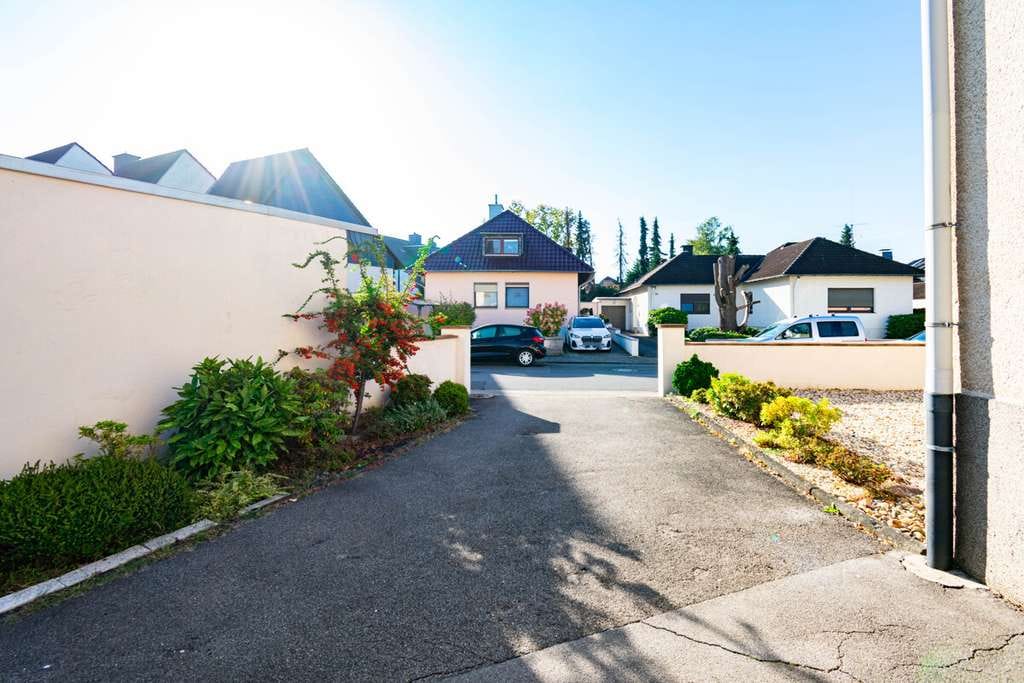 Immobilie in Langenfeld (Rheinland) - Großzügiges Wohnhaus mit flexibler Nutzung im Zentrum von Langenfeld. - Bild 2