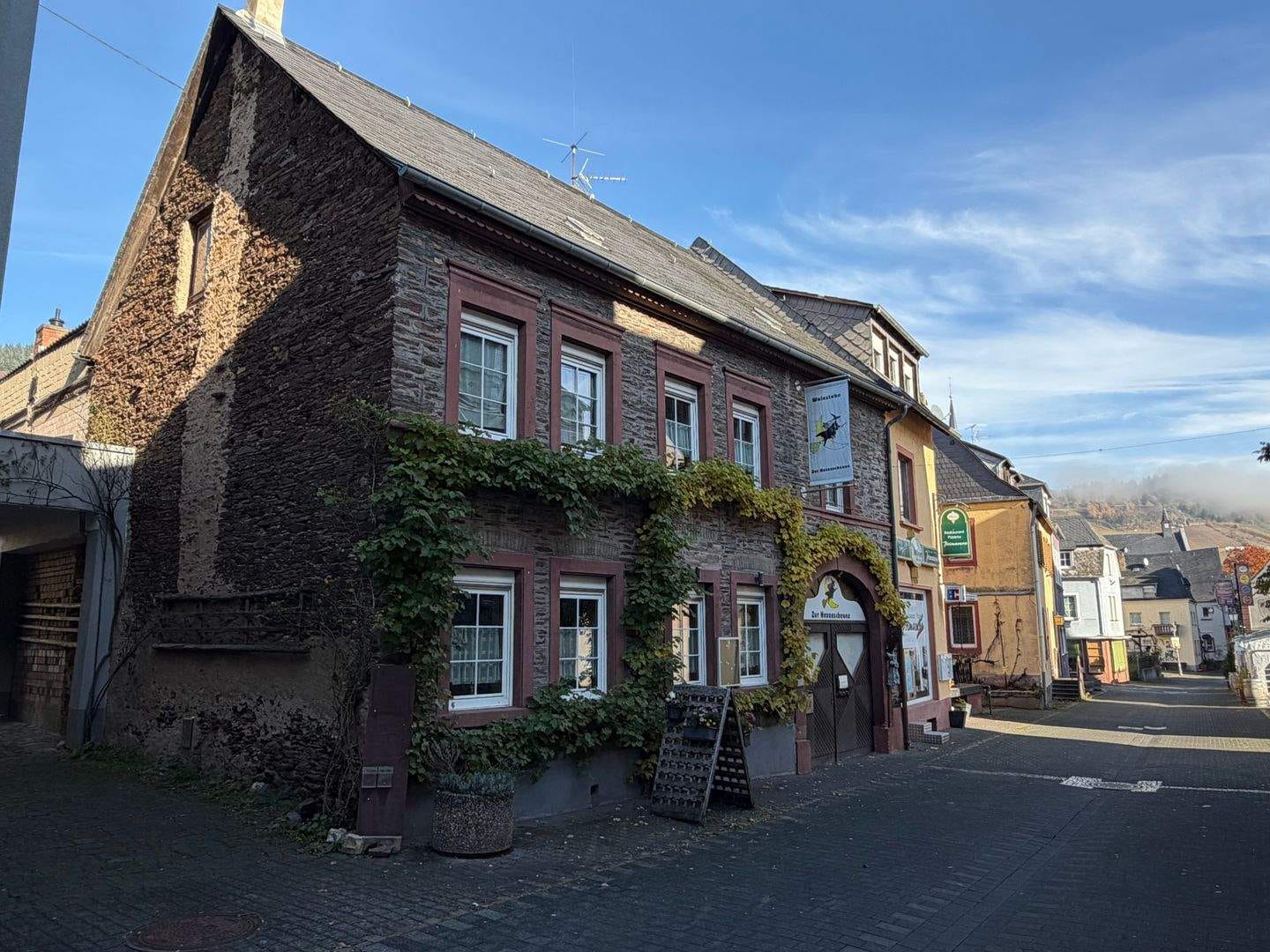 Immobilie in Kröv - Wohn- u. Geschäftshaus mit Garten, Nebenhaus und Halle im Herzen von Kröv - Bild 2