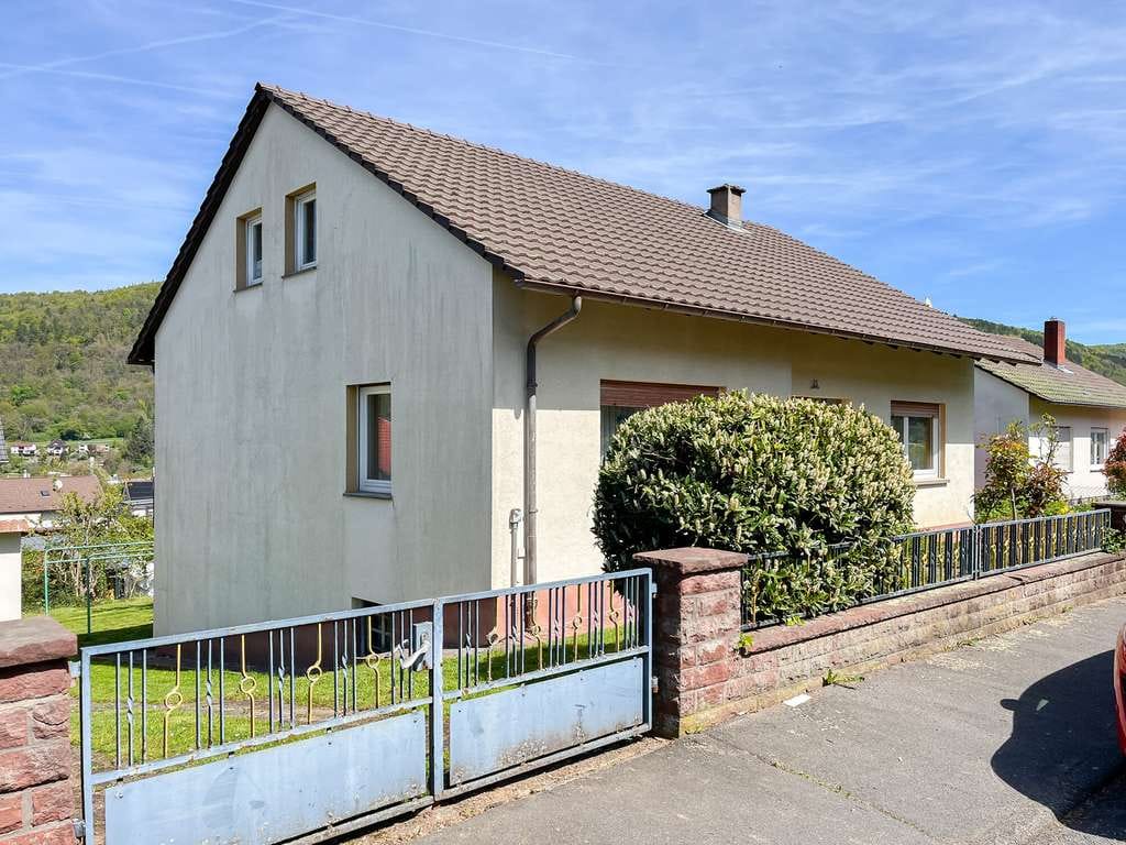 Immobilie in Amorbach - Familienidylle mit großem Garten: Einfamilienhaus mit Potenzial - Bild 1
