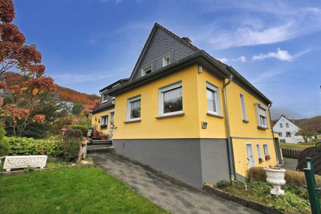 Immobilie in Kirchen (Sieg) - Reizvolles Eigenheim mit idyllischem Ambiente – Einfamilienhaus in Kirchen-Freusburg - Bild 0