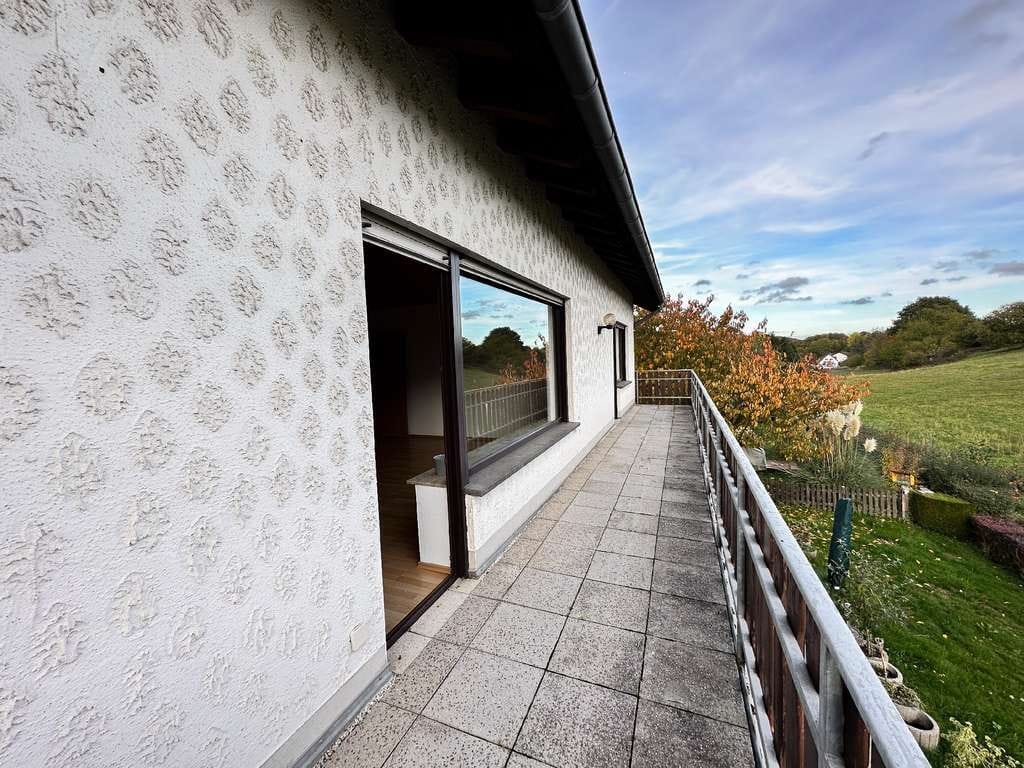 Immobilie in Schalkenbach - Solide Kapitalanlage mit Weitblick! Zweifamilienwohnhaus vor den Feldern Schalkenbachs!
 - Bild 4