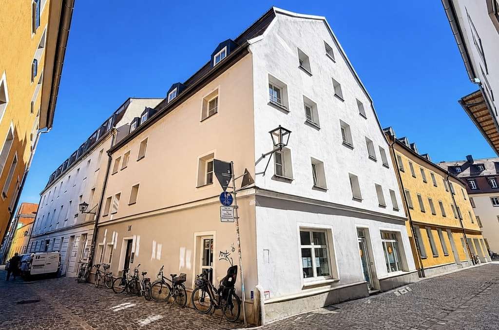 Immobilie in Regensburg - Vermietete 2-Zimmer-Wohnung mit Innenhofterrasse in bester Regensburger Altstadtlage - Bild 0