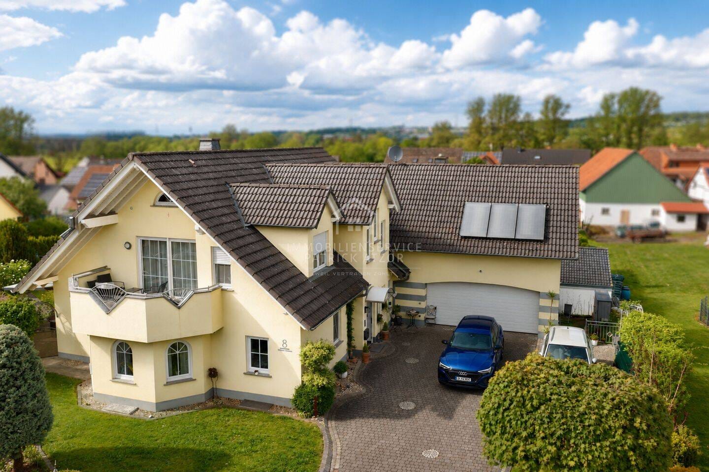 Immobilie in Eichenzell - Umfangreich modernisiertes Zweifamilienhaus mit 3 nutzbaren Einheiten, Terrassen, Balkon und Garage - Bild 2