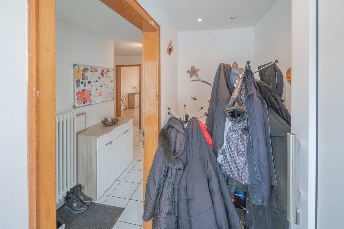 Immobilie in Zimmern ob Rottweil - Wenn da nicht die Sonne aufgeht: großzügiges 2 Familienhaus in markanter Halbhöhenlage, mit viel Charme und Licht - Bild 1