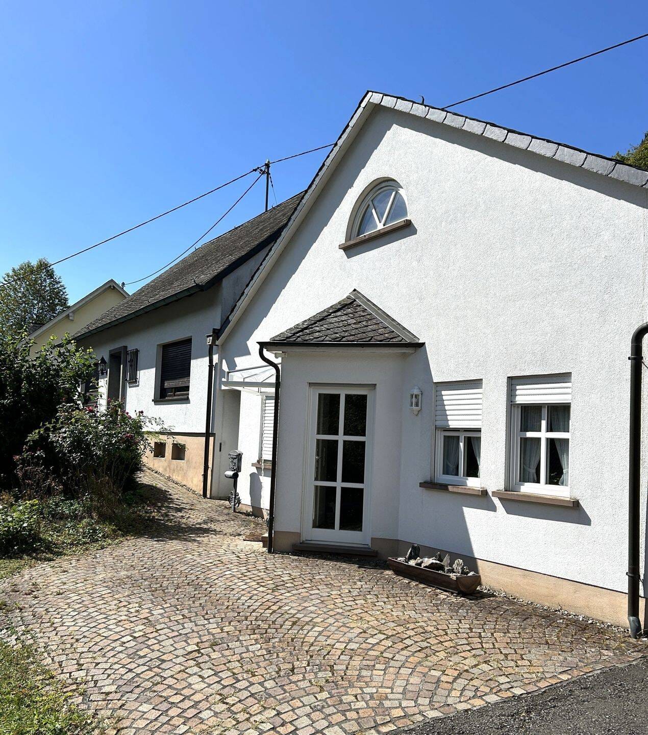 Immobilie in Osburg - Riveris, Wohnhaus mit zusätzl. derzeitigen Bürogebäude mit Mieteinnahme, sowie Garagen - Bild 1