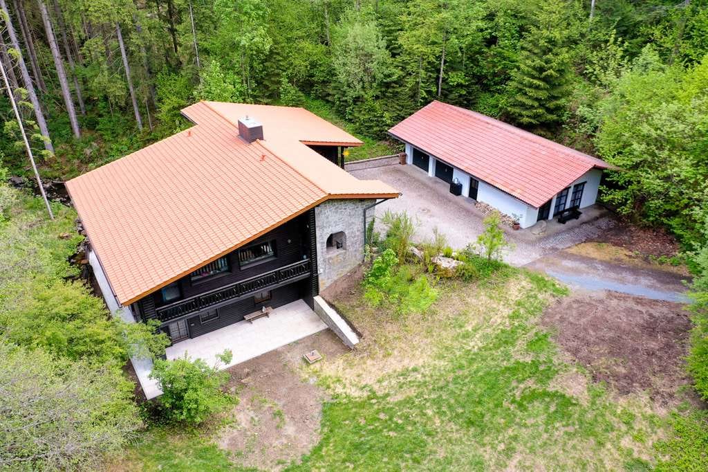 Immobilie in Innernzell - Traumhafte Alleinlage: Modernisierter Landsitz m. separatem Gästehaus m. 4.500 m2 Grund u. Bachlauf - Bild 1