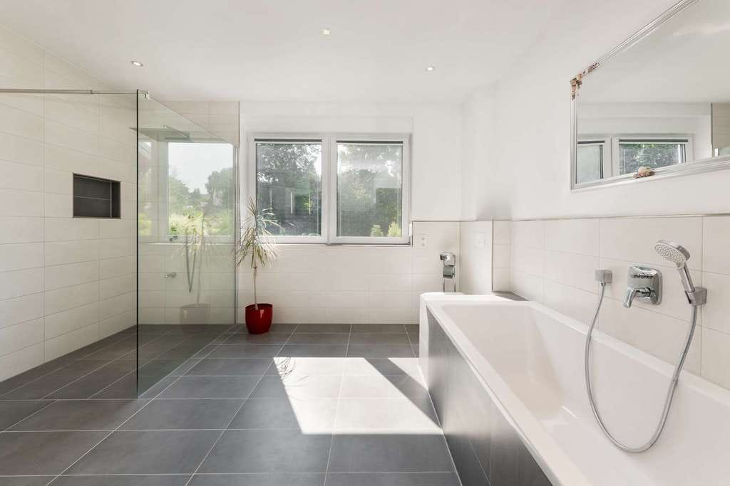 Immobilie in Falkenberg - Mit Einbauküchen, Fußbodenheizung, Photovoltaik, Pool, Garagen: Moderner Bungalow in Falkenberg - Bild 5