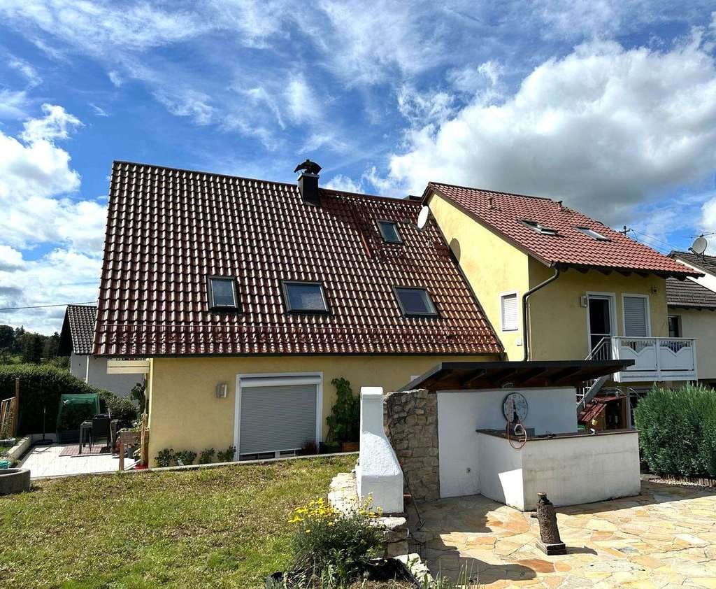 Immobilie in Dorfen - Großes Einfamilienhaus mit zwei Einliegerwohnungen zu verkaufen! - Bild 1