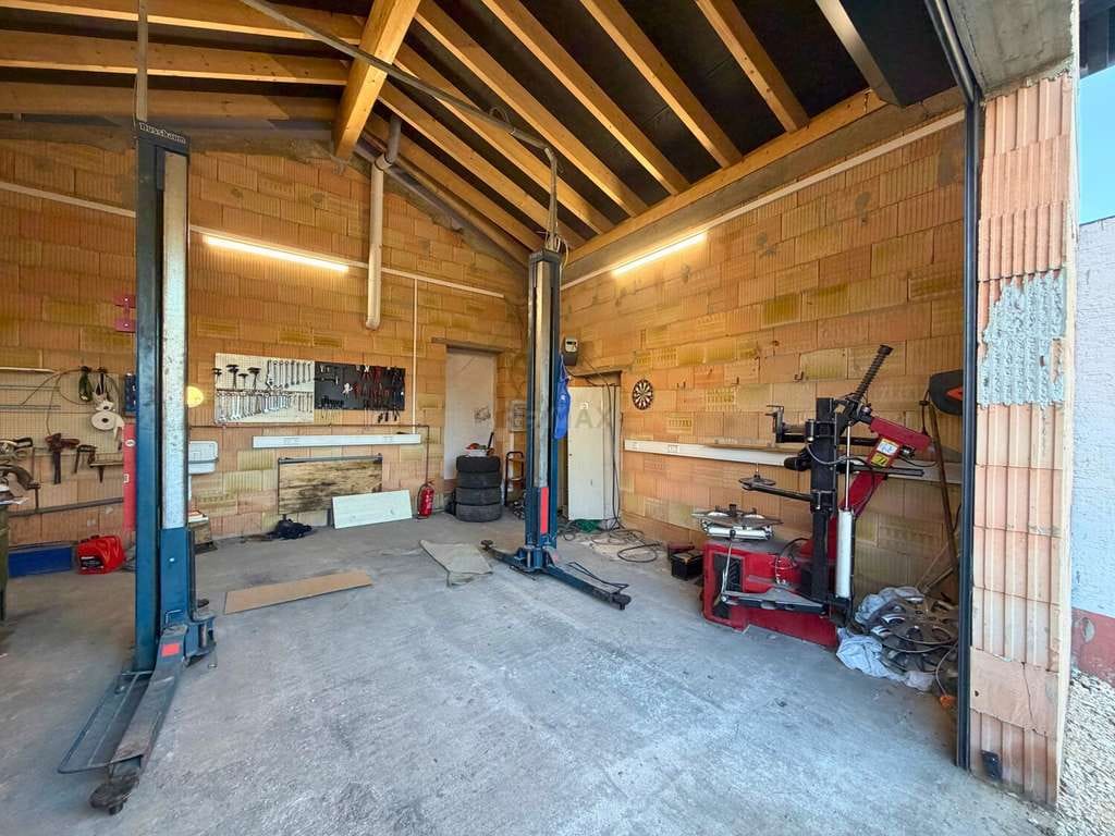 Immobilie in Wangen - Viel Platz für Familie und Hobby!
Reiheneckhaus in Wangen mit Werkstatt-Anbau und Garten ! - Bild 3
