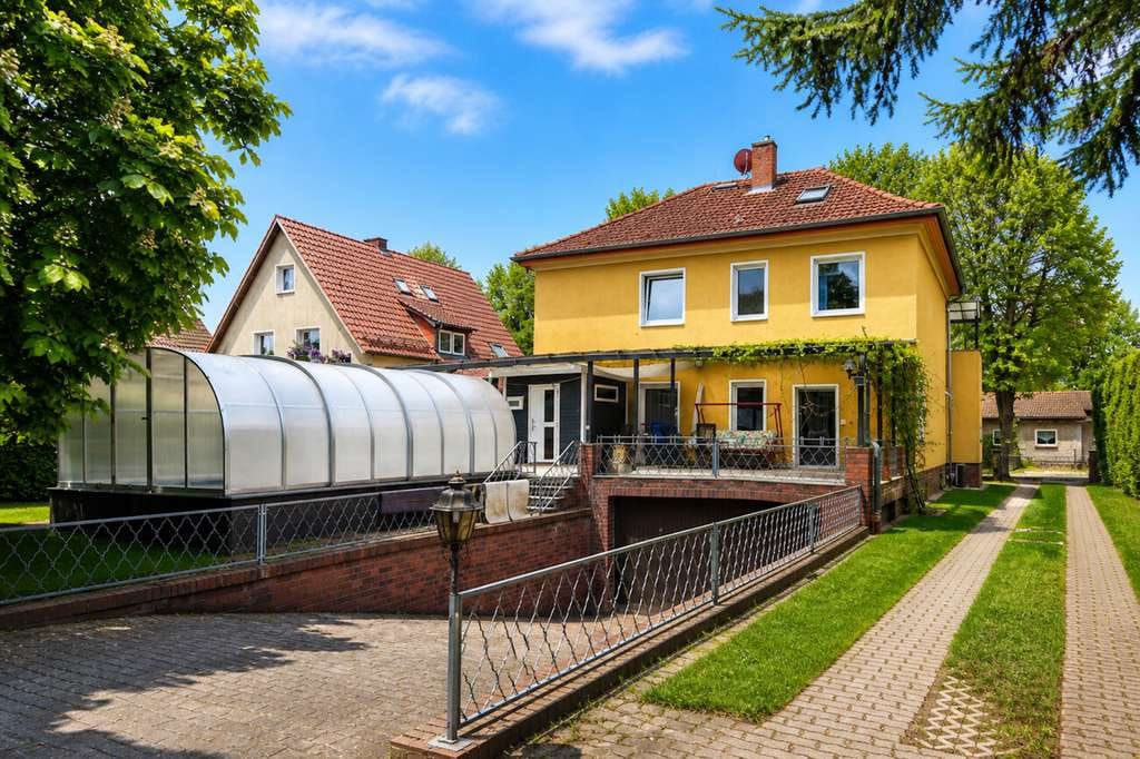 Immobilie in Dallgow-Döberitz - Stattliches Ein- bis Zweifamilienhaus von 1938 mit Pool, Sauna und Garage auf sonnigem Grundstück - Bild 1