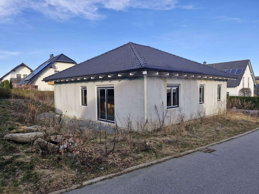 Immobilie in Ehrenfriedersdorf - Neubau-Bungalow mit großem Potenzial in Ehrenfriedersdorf! - Bild 0