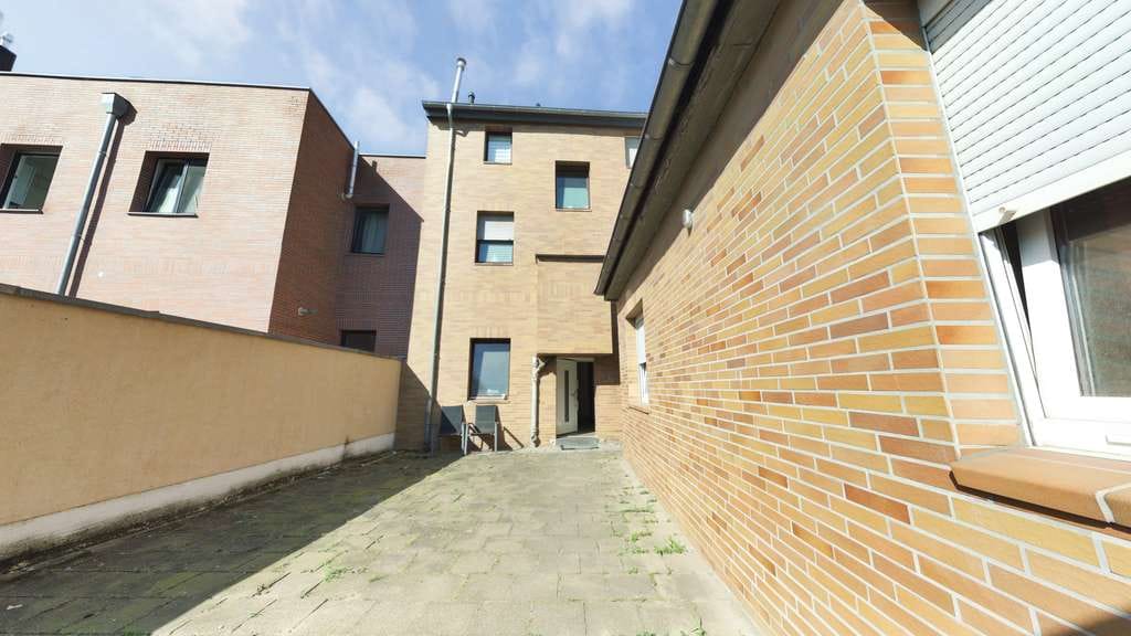 Immobilie in Mönchengladbach - MG-Pesch: Mehrfamilienhaus mit 6 Wohneinheiten plus Garagen – mit Mietsteigerungspotential - Bild 1