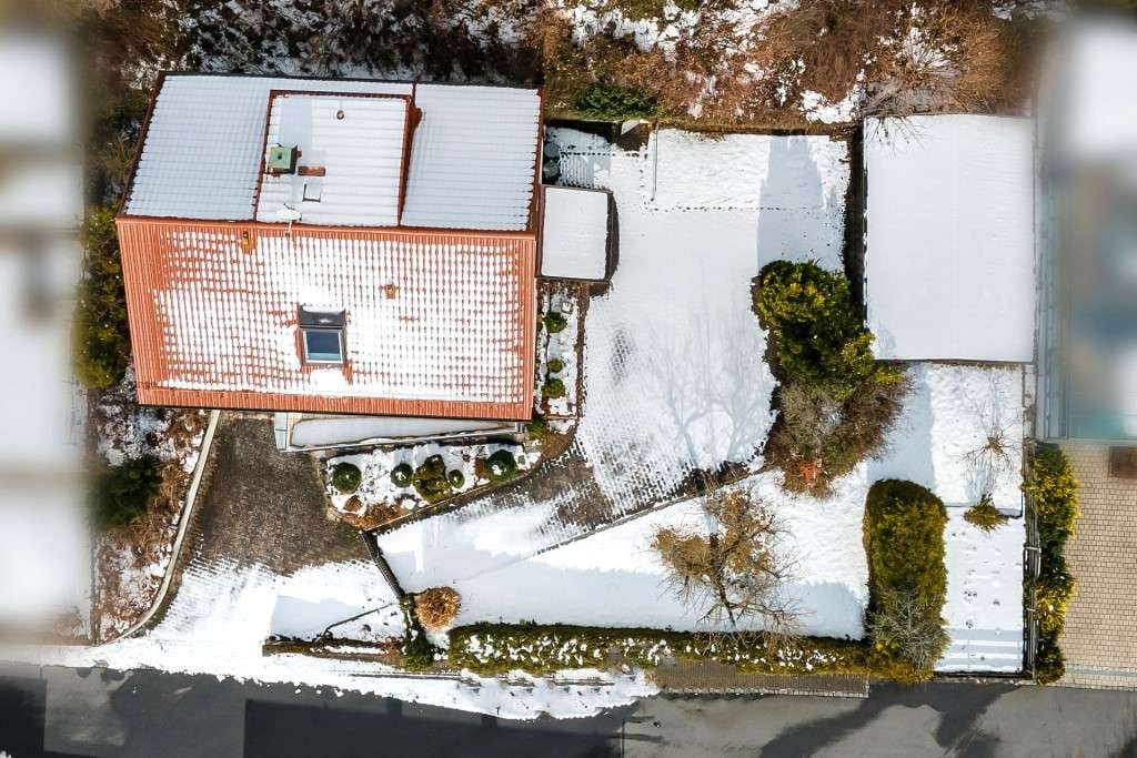 Immobilie in Pressath - Fernsicht geboten! Gepflegtes Dreifam.-Haus mit zwei Garagen und Carport - Bild 3