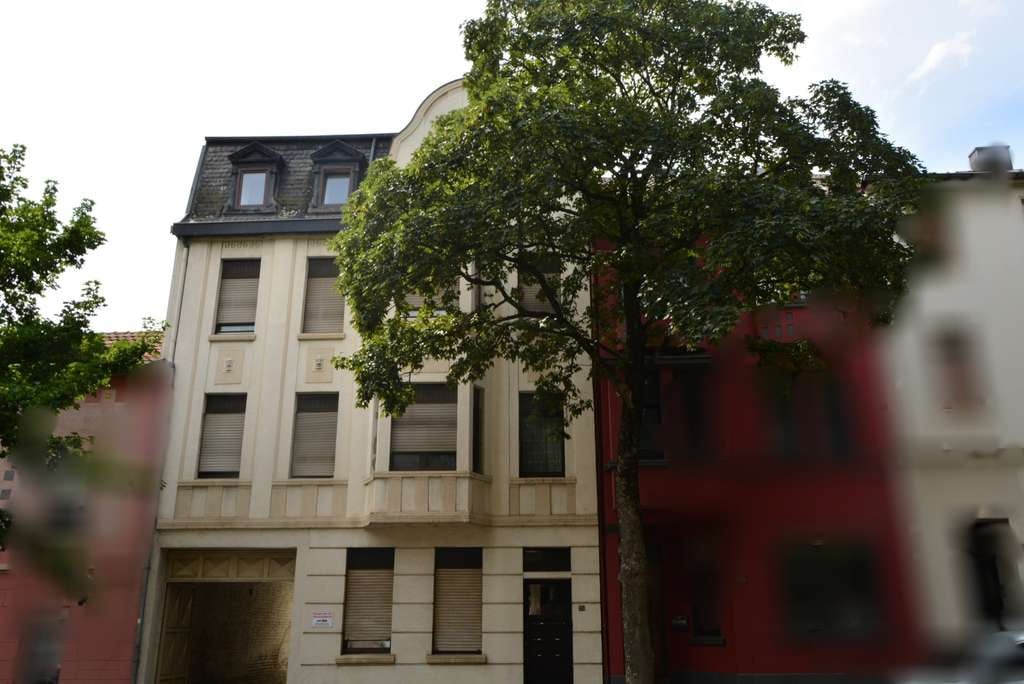 Immobilie in Eschweiler - Mehrfamilienhaus mit Potential und Baugrund vorhanden - Bild 1