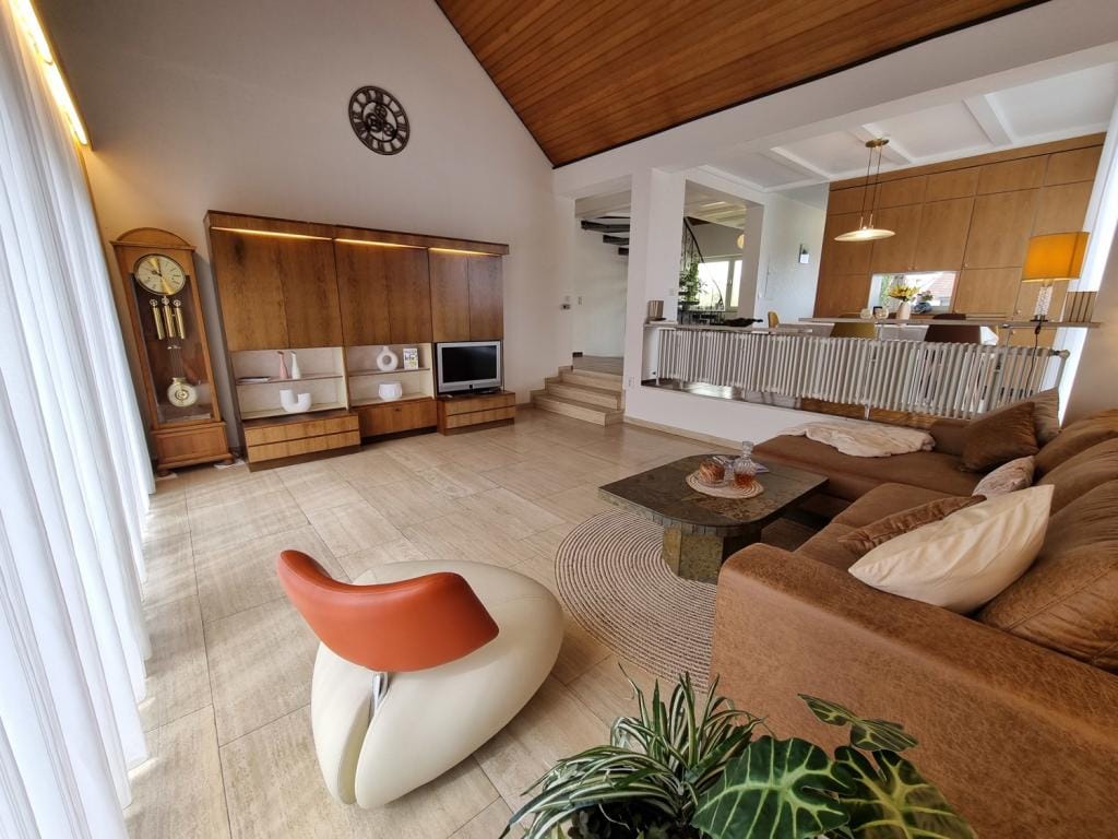 Immobilie in Röthenbach an der Pegnitz - James-Bond-Flair-Living - top instandgehalten auf großem Grund mit 7 Garagenstellplätzen - Bild 1