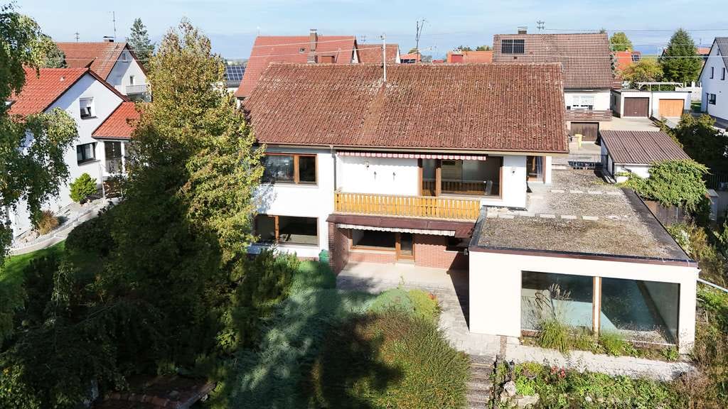 Immobilie in Villingen-Schwenningen - Großzügig & idyllisch Wohnen mit Fernblick: Bevorzugte Lage, Terrasse, Balkon, Garage, bezugsfrei! - Bild 3