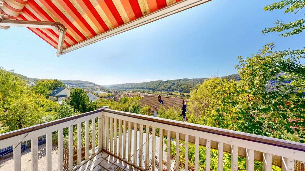 Immobilie in Gemünden am Main - Wohnen mit Weitblick: Familienhaus im Grünen mit Blick ins Maintal - Bild 2