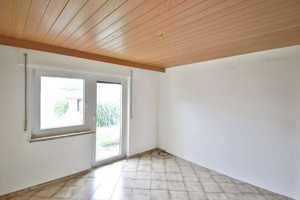 Immobilie in Walzbachtal - Sanierungsbedürftiges Zweifamilienhaus mit 174 qm Wohnfläche auf 649 qm großem Grundstück in ruhiger - Bild 4