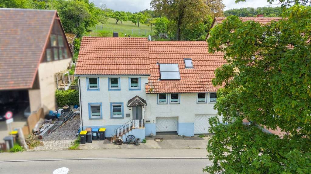 Immobilie in Engen - Charmantes Wohnhaus mit vielseitigen Ausbaureserven, großem Hanggrundstück und drei Garagen - Bild 0