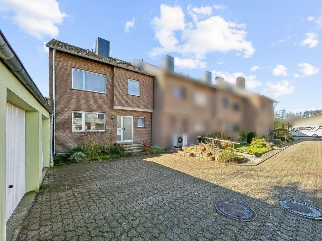 Immobilie in Rheinberg - Reihenendhaus mit großem Grundstück in Rheinberg/Orsoyerberg - Bild 0