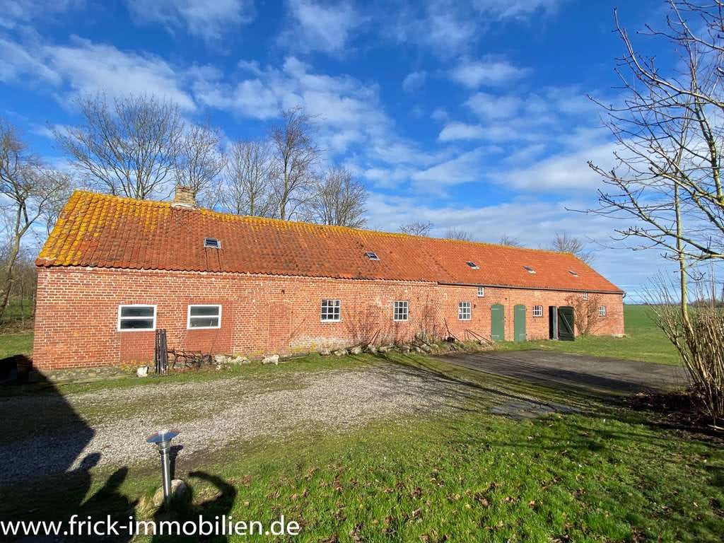 Immobilie in Göhl - Resthof mit Wohnhaus, ehem. Wirtschaftsgebäude, Doppelgarage und 0,82 ha Land - Bild 4