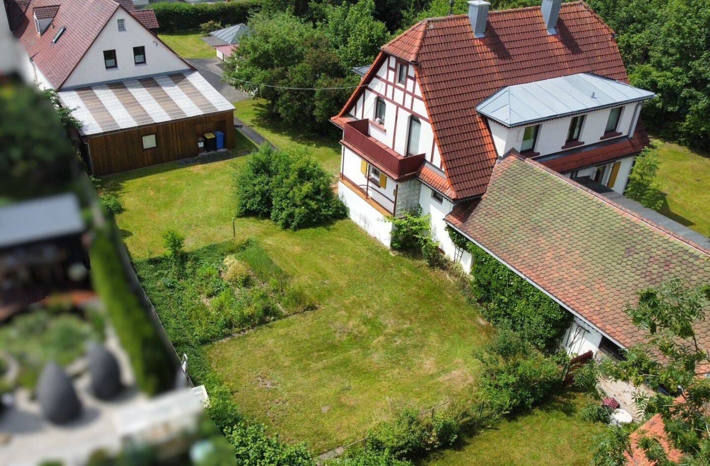 Immobilie in Weidenberg - Idyll in der Ortsmitte - Zwei Häuser, sofort frei, großes Grundstück - Bild 2