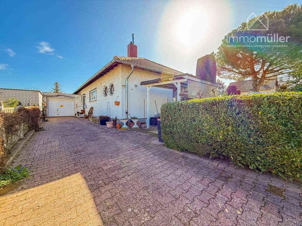 Immobilie in Grünstadt - Winkelbungalow inkl. kleiner ELW mit großem Grundstück in begehrter Lage von Grünstadt. - Bild 2
