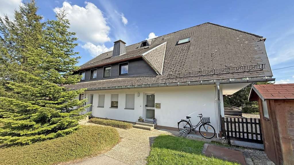 Immobilie in Häusern - Lichtdurchflutete Dachgeschosswohnung mit Charme – Ruhig wohnen im idyllischen Südschwarzwald - Bild 0