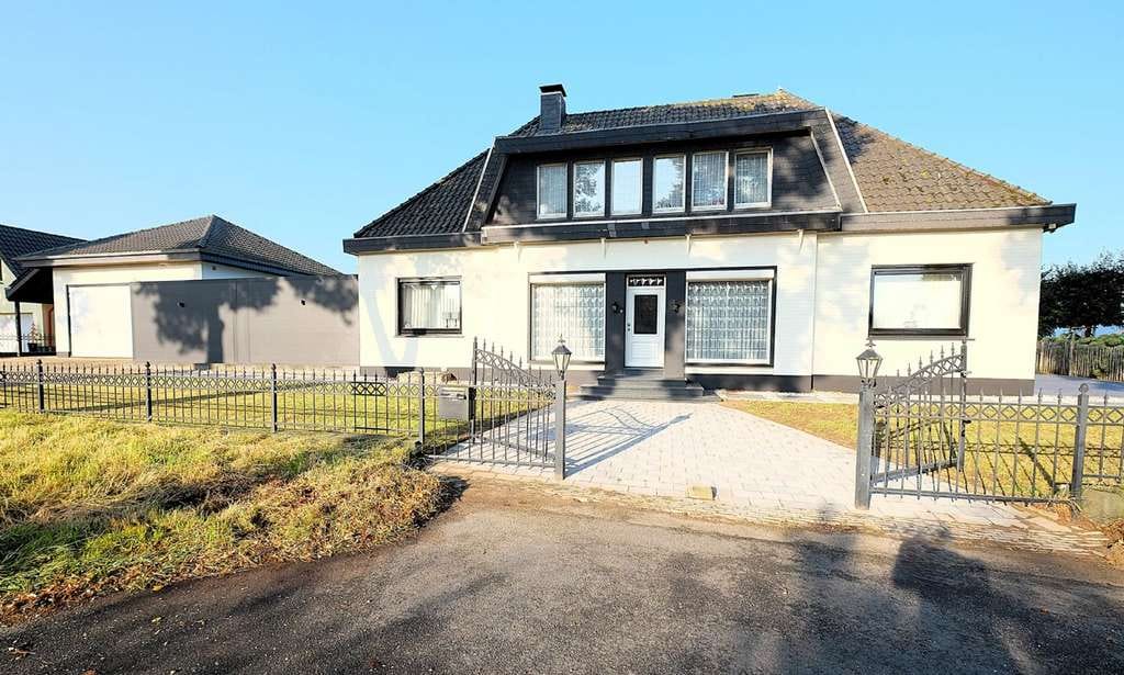 Immobilie in Kranenburg - Freistehendes Einfamilienhaus mit großer Garage und Wintergarten mit Panoramablick - Bild 0