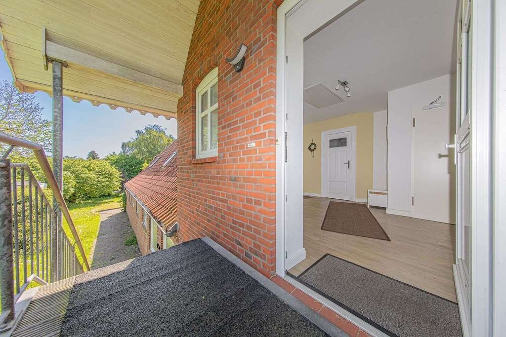 Immobilie in Stedesand - Außergewöhnliches Wohnen im großen Loft – Großzügige Dachgeschosswohnung mit Kamin & Gartenanteil - Bild 1