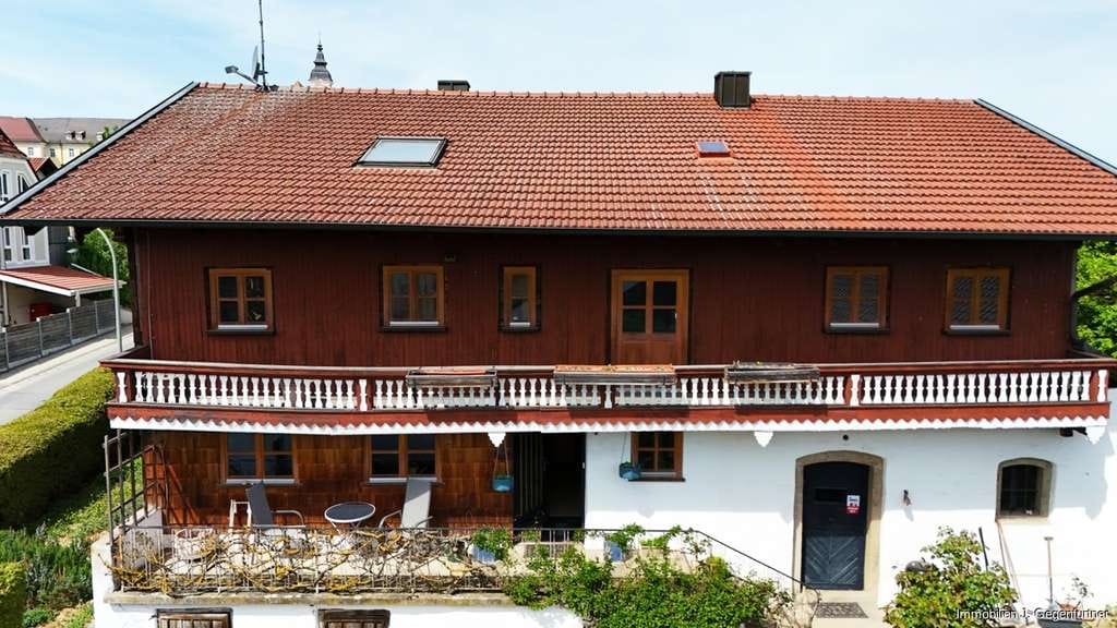 Immobilie in Osterhofen - Ehemaliges Bauernhaus in Osterhofen-Altenmarkt- sehr gepflegt- renoviert - Bild 1