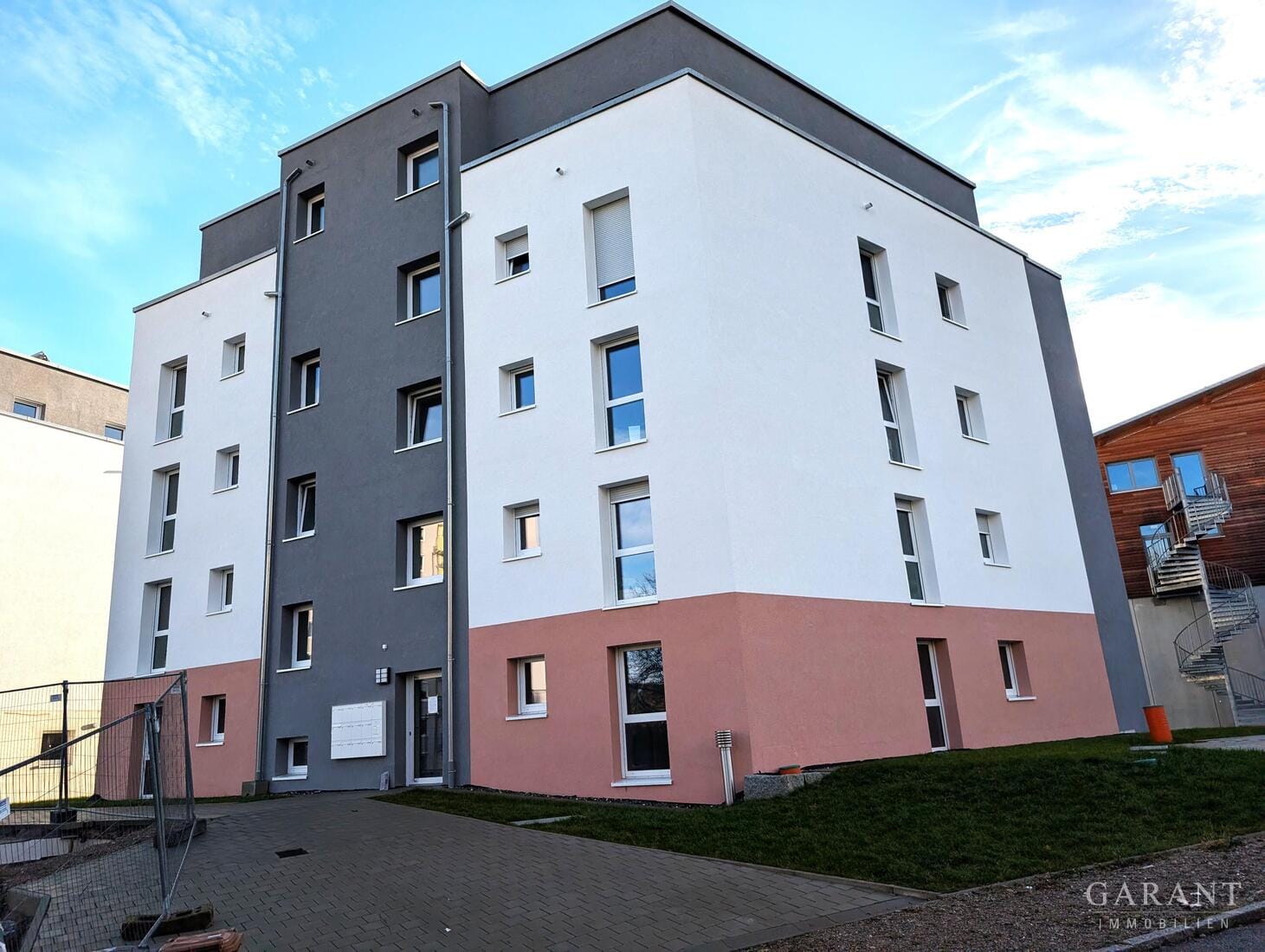 Immobilie in Furtwangen im Schwarzwald - Exklusive 1 Zimmer-Neubau-EG-Whg. in Toplage von Furtwangen - energieeffizient, modern, erstklassig! - Bild 0