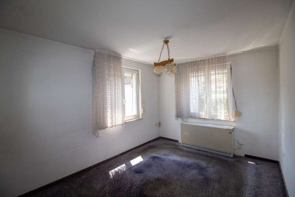 Immobilie in Kempenich - Sanierungsbedürftiges Haus in Kempenich - Viel Potenzial auf 270 m² Grundstück - Bild 2