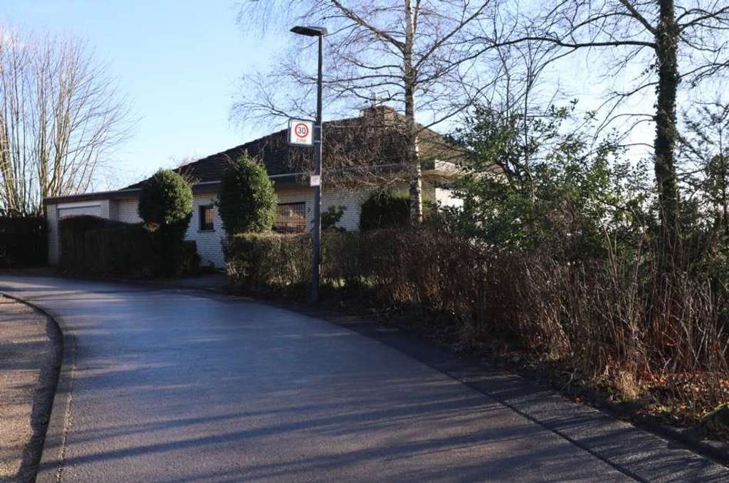 Immobilie in Hillesheim - Freistehendes, geräumiges Einfamilienhaus mit ELW, Garten und 3 Garagen, Hillesheim (42) - Bild 3