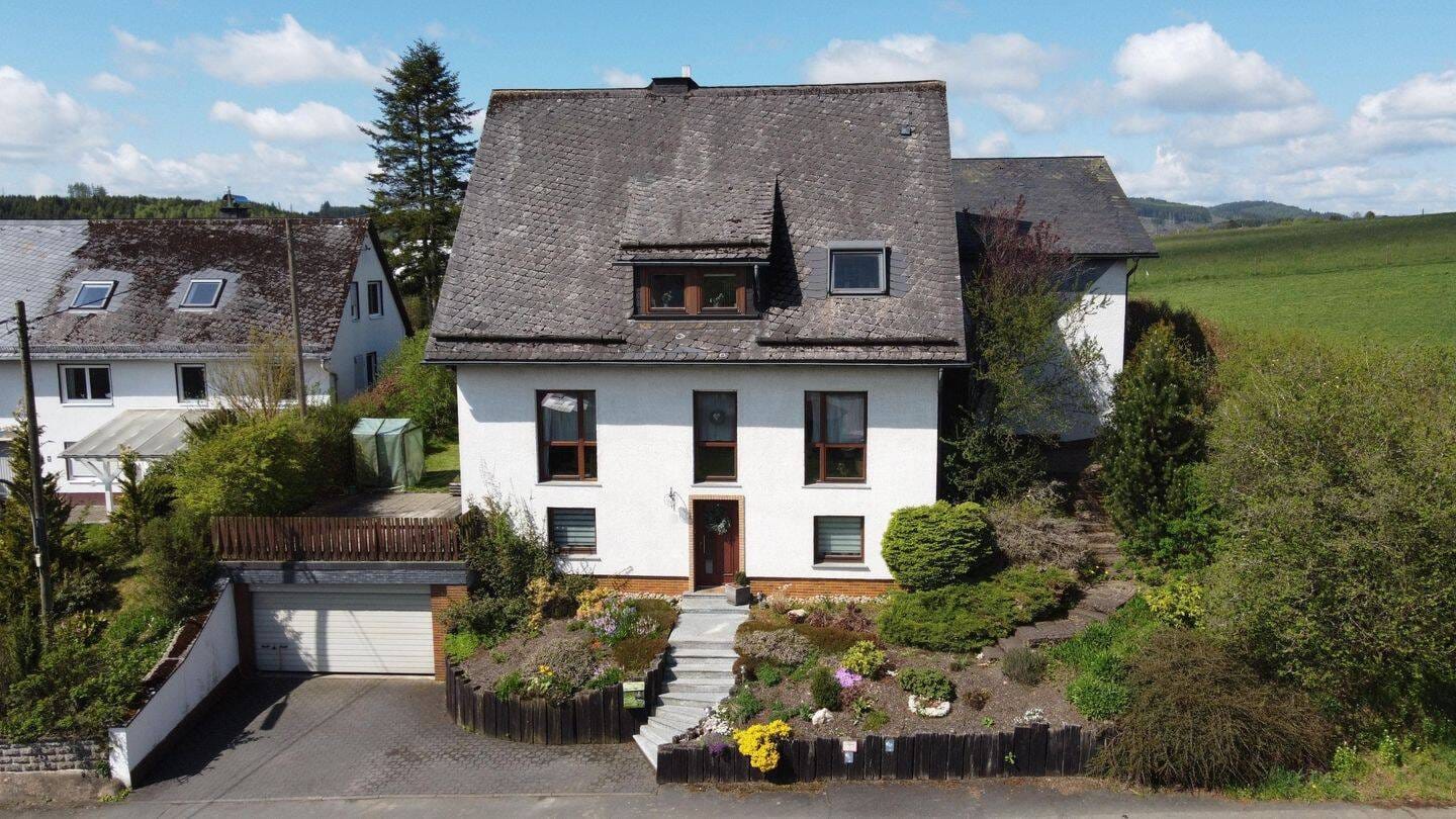 Immobilie in Bad Berleburg - Gepflegtes Zweifamilienhaus mit Weitblick in Bad Berleburg - Berghausen - Bild 1