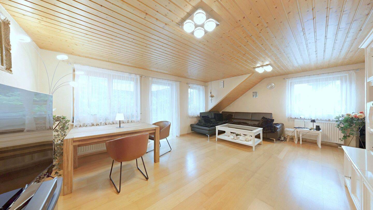 Immobilie in Weissach im Tal - Maisonette mit neuer Wärmepumpe, zwei Balkonen & Stellplätzen  - Bild 0