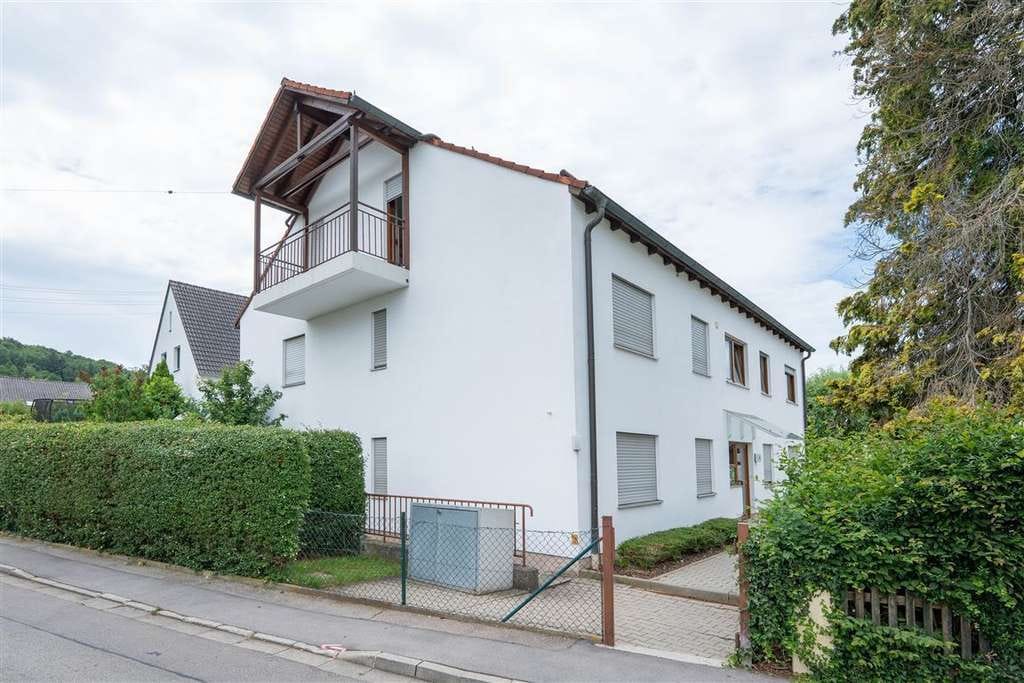 Immobilie in Zusmarshausen - Gepflegte 3-Zimmer-Dachgeschosswohnung mit zwei Bädern, Balkon und Tiefgaragenstellplatz - Bild 1