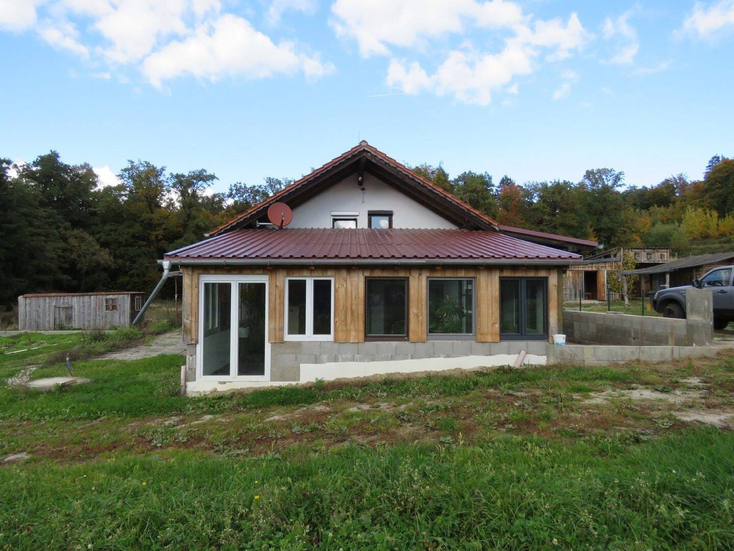 Immobilie in Hofkirchen - Anwesen mit Nebengebäuden in ALLEINLAGE mit Weitblick Nähe Vilshofen - Bild 1