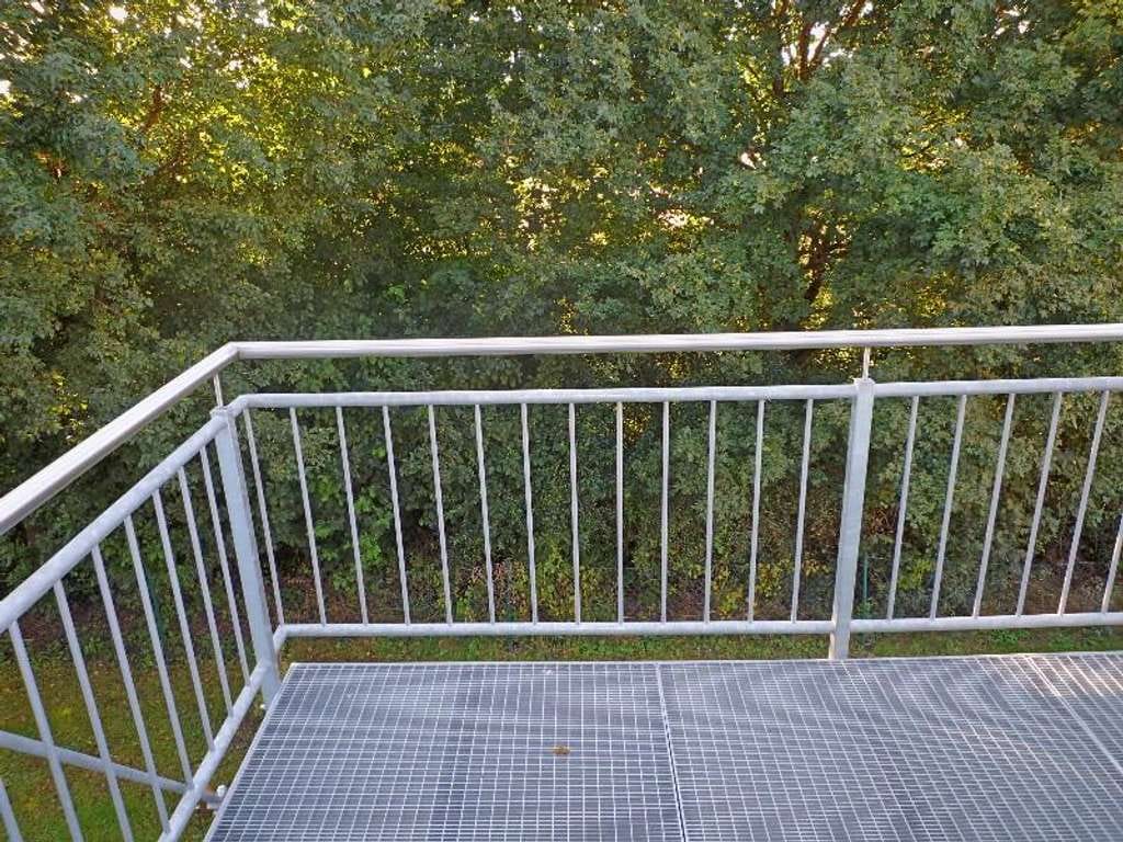 Immobilie in Langenbach - Moderne 3-Zimmer-Whg. mit Balkon, 2 TG-Stellplätzen und Blick ins Grüne - Bild 2