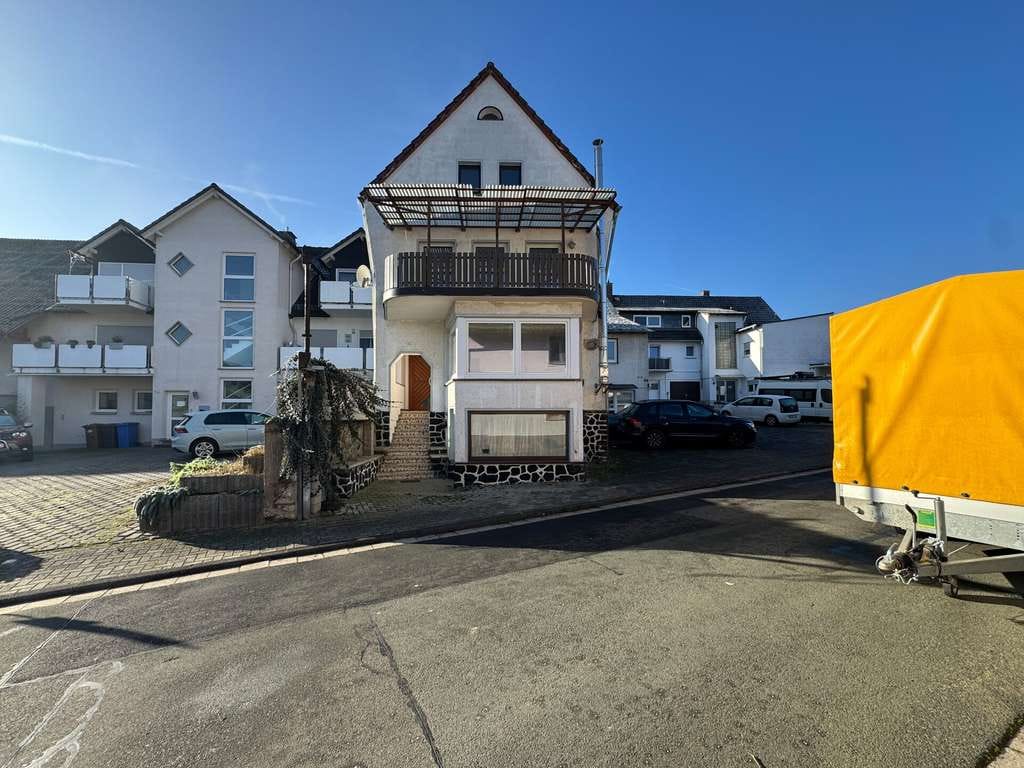 Immobilie in Weilburg - Großes Grundstück mit zwei renovierten Einfamilienhäuser und einer Einliegerwohnung vor Weilburg! - Bild 2