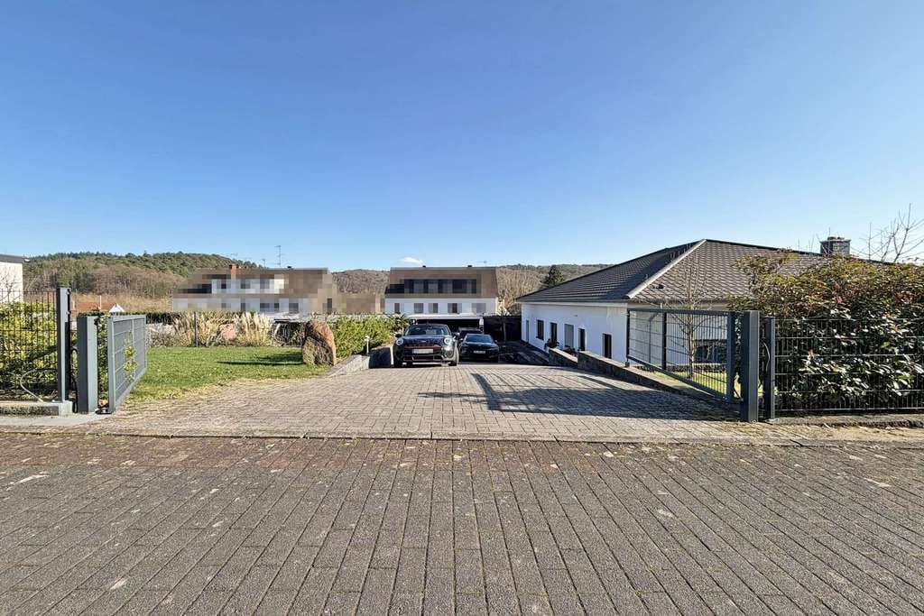 Immobilie in Trassem - Moderner, energieeffizienter und altersgerechter Bungalow in Trassem mit großem Garten als Bauland - Bild 3