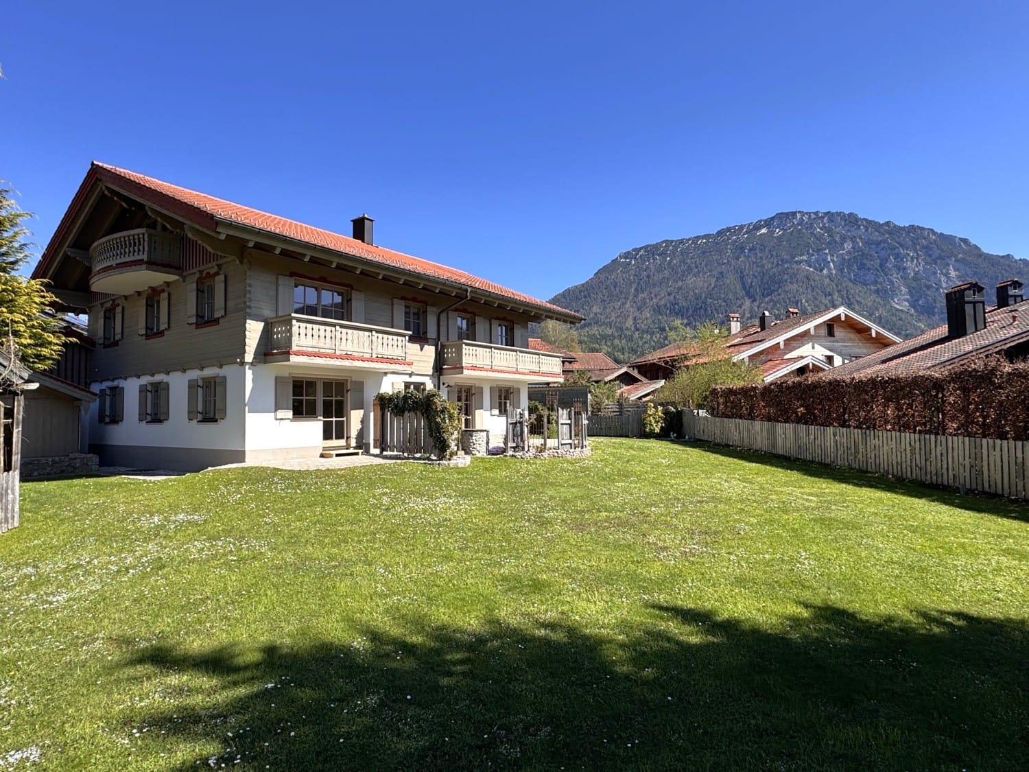 Immobilie in Ruhpolding - Ansprechendes, renoviertes Wohnhaus mit 3 Wohnungen und großer Doppelgarage in herrlicher Lage - Bild 2