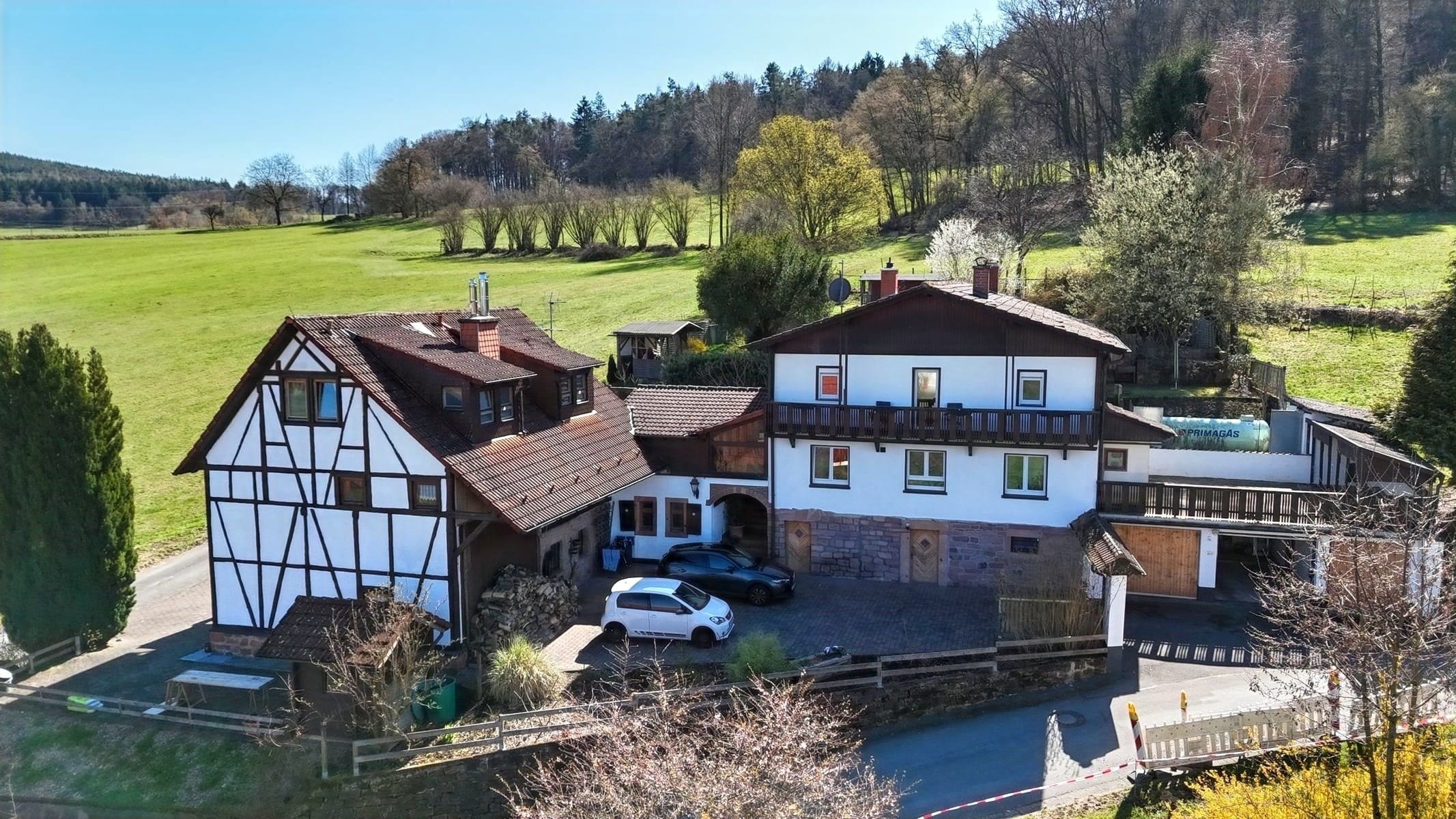 Immobilie in Michelstadt - Traumlage am Feldrand. Landleben pur. Einfamilienhaus mit Nebengebäude und Garagen - Bild 2