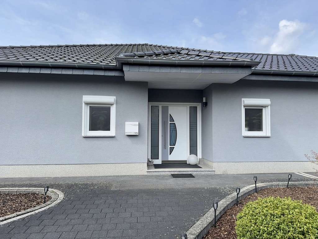 Immobilie in Miehlen - Exklusiver Familienbungalow mit Gartenidylle, Sauna und nachhaltiger Energietechnik - Bild 1